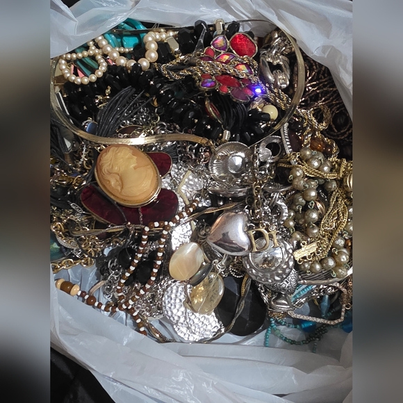 Large Bag Of Jewelry Resell Or Keep - Picture 1 of 3